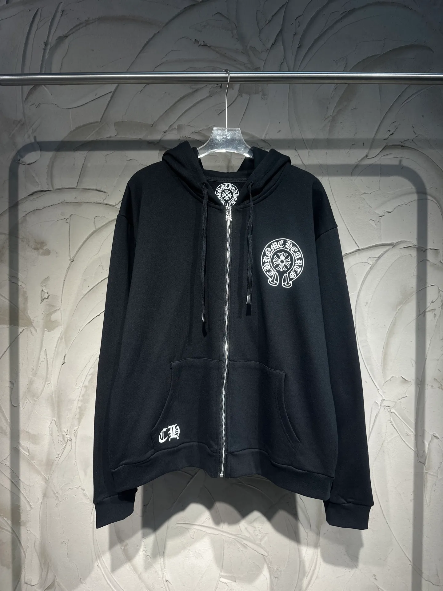 Q31—P230 -Chrome Hearts/Chrome Hearts printed zipper sweatshirt cardigan jacket -420 grams of high-density, high-quality wool, soft, delicate and skin-friendly, soft and silky to the touch, warm and skin-friendly -The hardware and zipper accessories are all customized with full details -Colour: black -Size: S M L XL